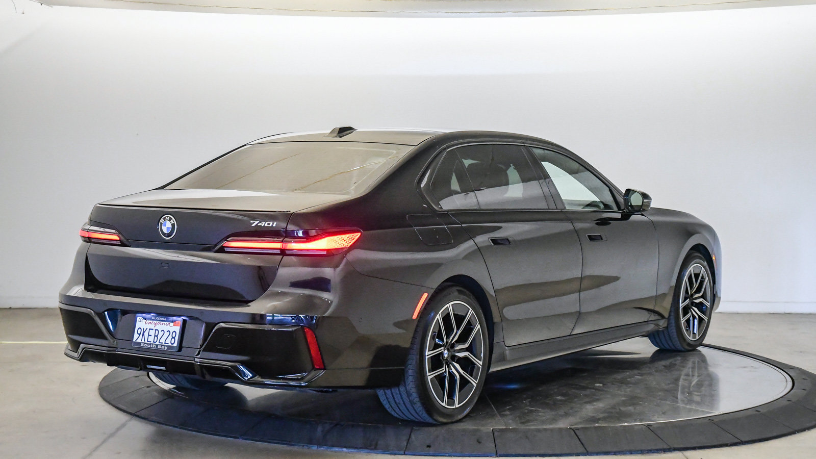 Certified 2024 BMW 740i w/ Premium Package RWD image 5