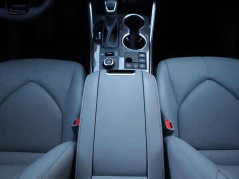 Used 2024 Toyota Highlander Limited image 16