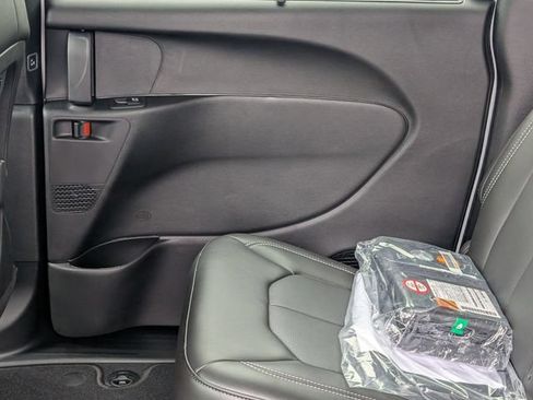 New 2027 Chrysler Pacifica Select FWD image 25
