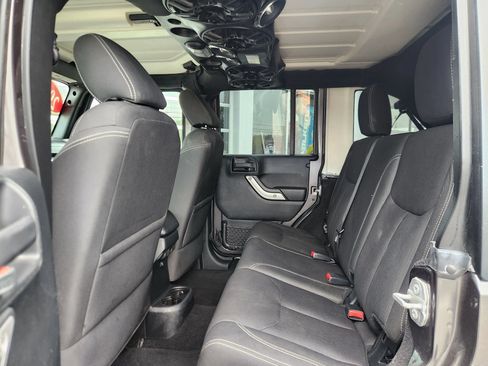 Used 2016 Jeep Wrangler Unlimited Sahara w/ Connectivity Group AWD/4WD image 32