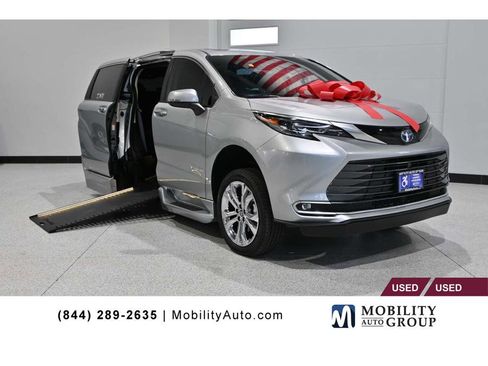 Used 2024 Toyota Sienna Platinum FWD image 1