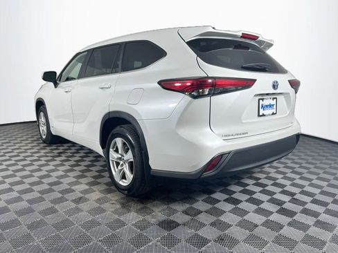 Used 2023 Toyota Highlander LE AWD/4WD image 4