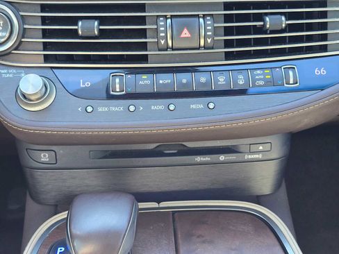 Used 2018 Lexus LS 500 w/ Accessory Package (Z2) image 26