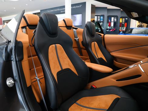 Used 2025 Ferrari Roma Spider RWD image 19