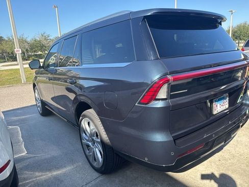 Used 2025 Lincoln Navigator Reserve image 4