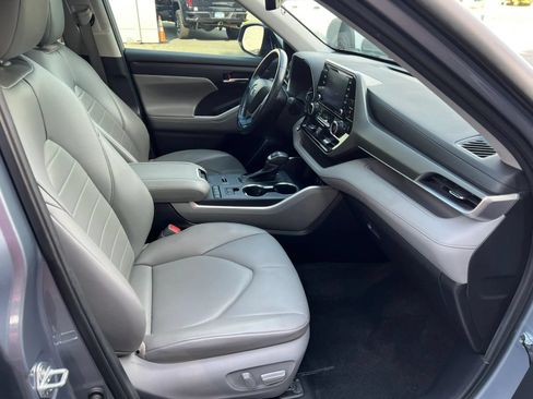 Used 2022 Toyota Highlander XLE FWD image 8