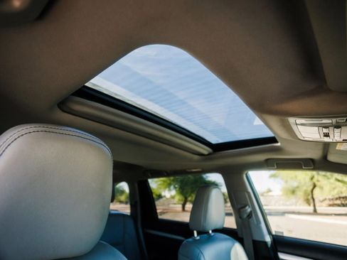 Used 2018 Toyota Highlander XLE w/ Carpet Mat Package (TMS) image 15