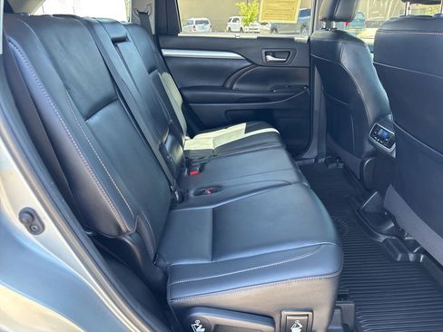 Used 2019 Toyota Highlander XLE AWD/4WD image 18