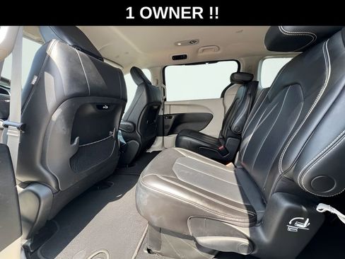 Used 2023 Chrysler Pacifica Touring-L FWD image 18