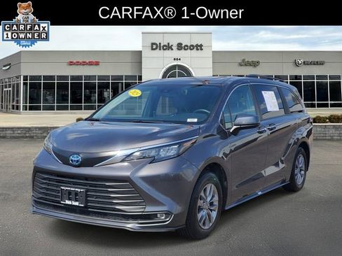 Used 2025 Toyota Sienna XLE FWD image 2