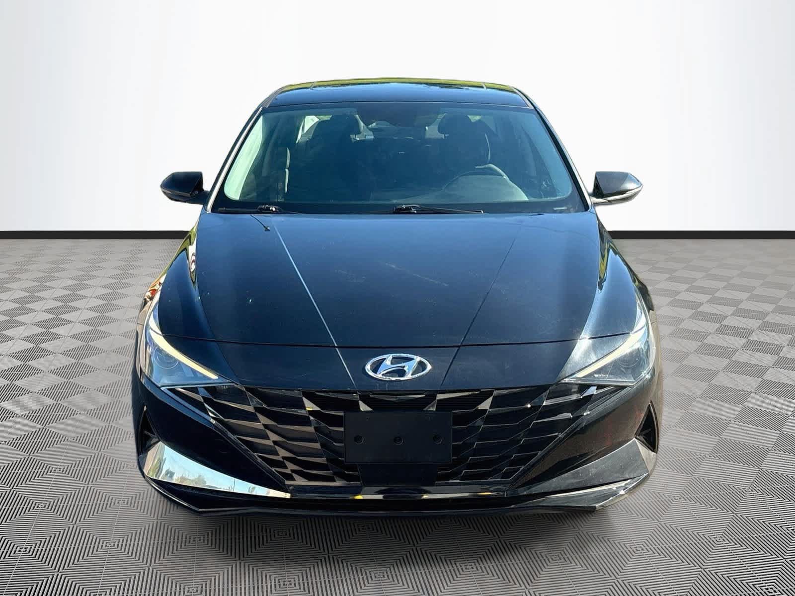 Used 2022 Hyundai Elantra SEL w/ Convenience + Premium Package FWD image 2