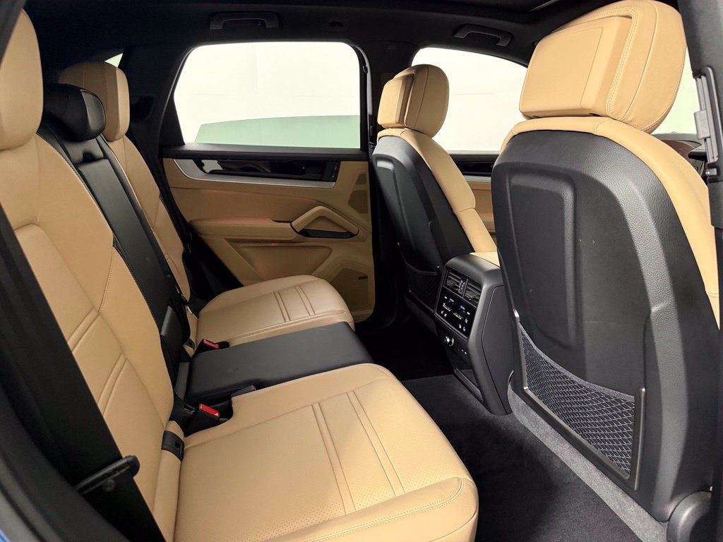 Certified 2024 Porsche Cayenne AWD/4WD image 37