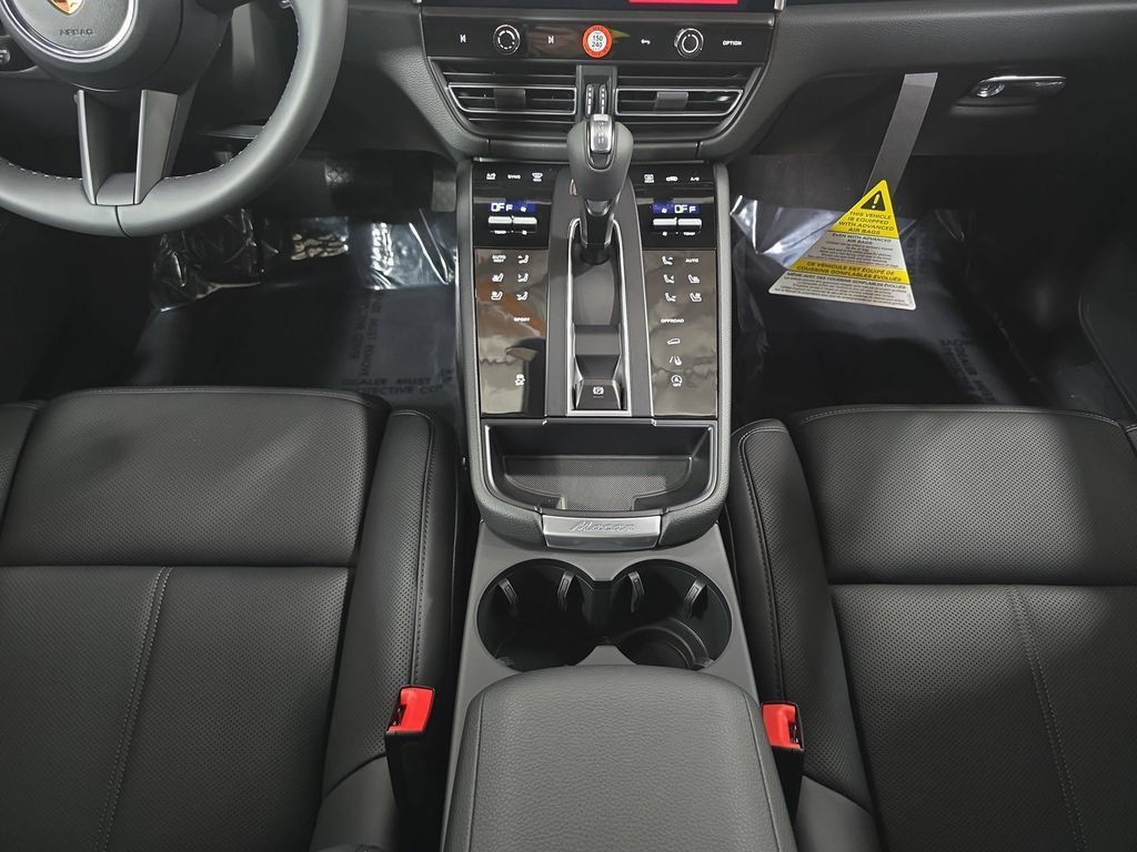 Certified 2026 Porsche Macan AWD/4WD image 20