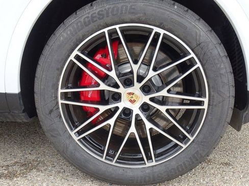 Used 2024 Porsche Cayenne S AWD/4WD image 32