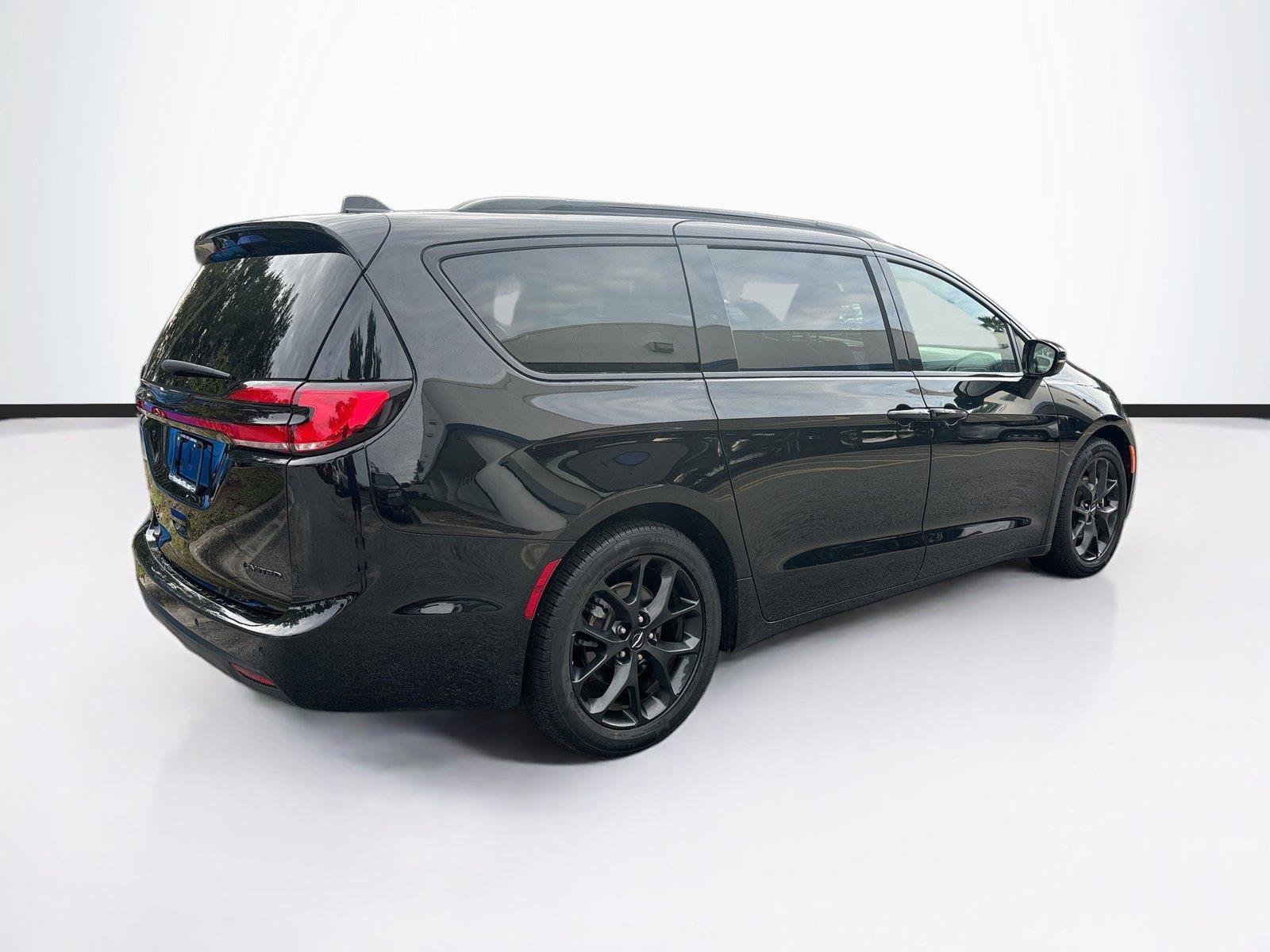 Used 2025 Chrysler Pacifica Limited FWD image 7