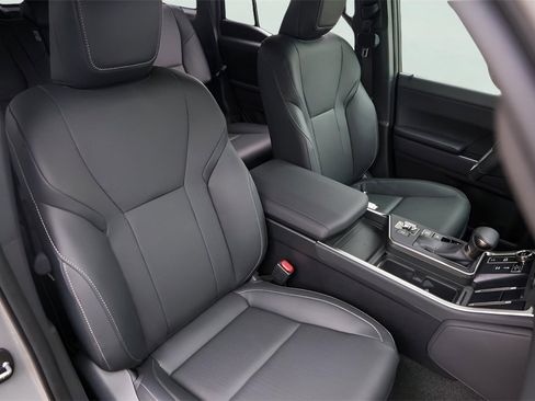 Used 2025 Lexus GX 550 w/ Accessory Package (2T) image 32