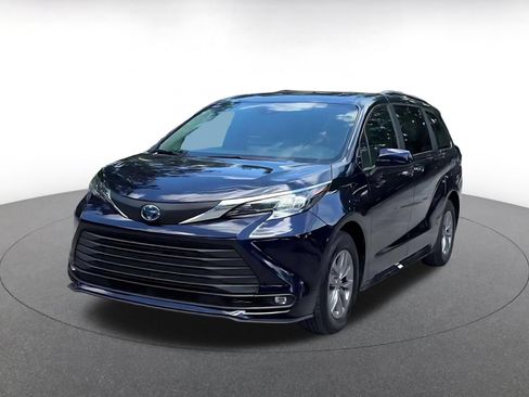 Used 2025 Toyota Sienna XLE FWD image 6