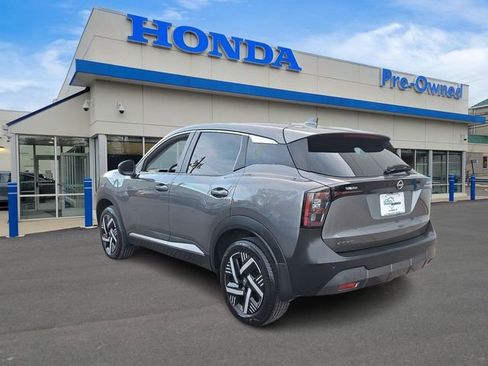 Used 2025 Nissan Kicks SV w/ Charging Package FWD image 6