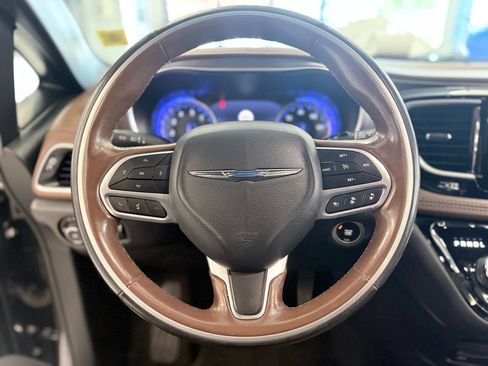 Used 2020 Chrysler Pacifica Limited w/ Tire & Wheel Group FWD image 17