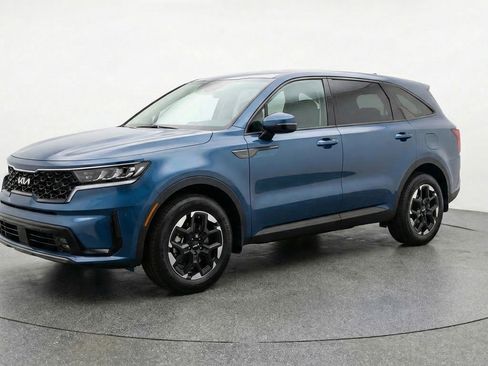 Used 2024 Kia Sorento S image 3