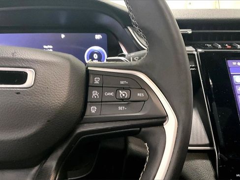 Used 2023 Jeep Grand Cherokee L Laredo image 12