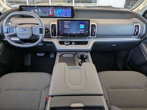 Certified 2025 Ford Expedition Active AWD/4WD image 4