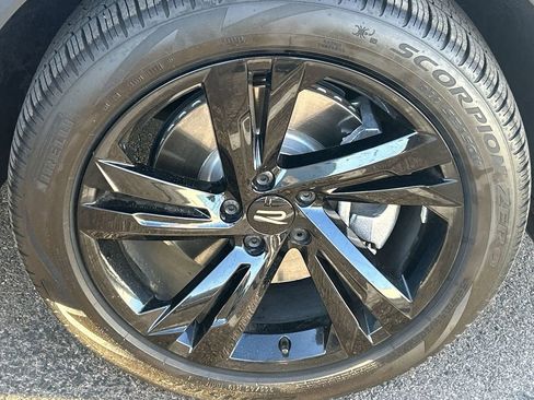 Certified 2024 Volkswagen Tiguan SE R-Line image 7