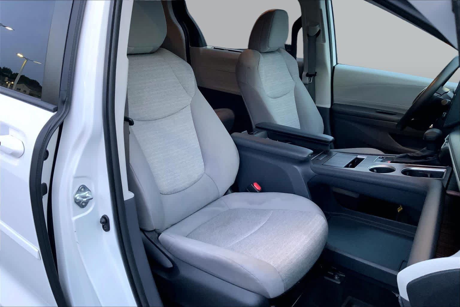 Used 2022 Toyota Sienna LE FWD image 8