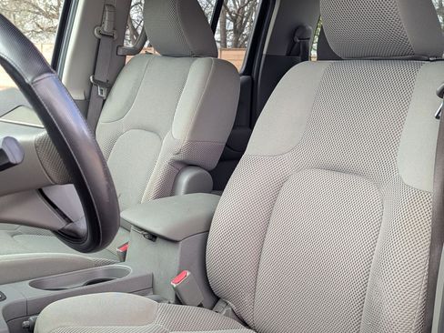 Used 2010 Nissan Frontier SE image 14