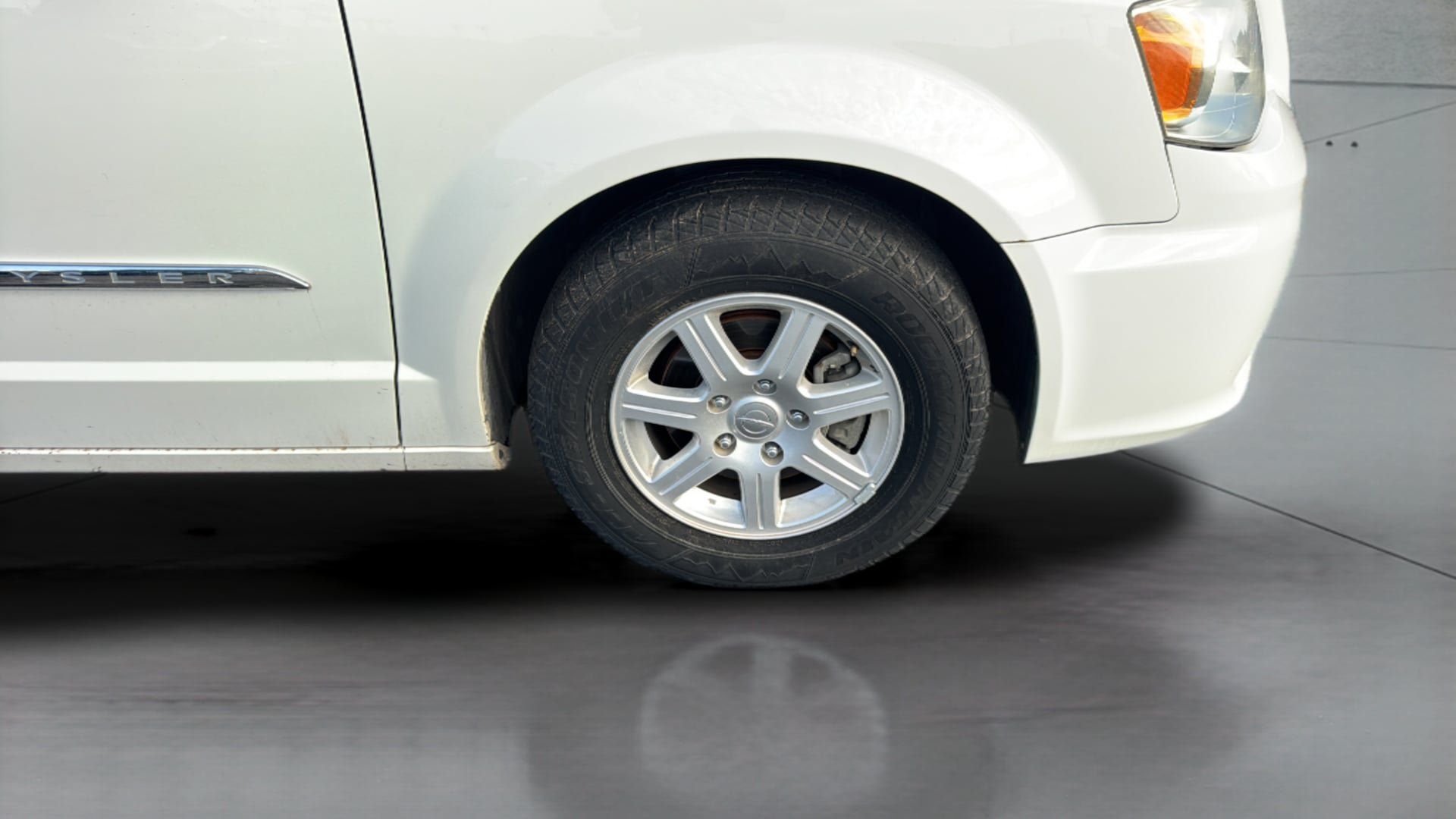 Used 2012 Chrysler Town & Country Touring w/ Entertainment Group #1 FWD image 35