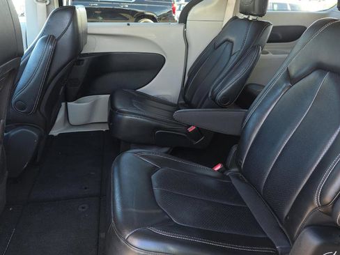 Used 2023 Chrysler Pacifica Touring-L FWD image 4