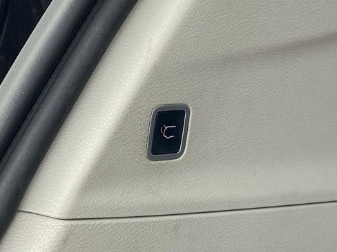 Used 2018 Chrysler Pacifica Touring-L w/ Premium Audio Group image 15