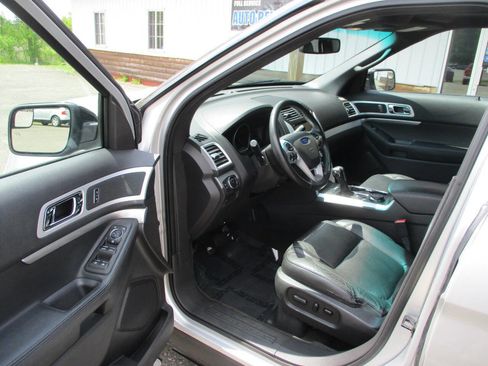 Used 2015 Ford Explorer XLT w/ Equipment Group 202A AWD/4WD image 15