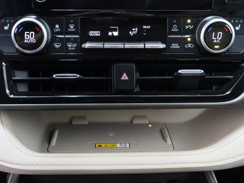 Certified 2025 Toyota Highlander XLE FWD image 20