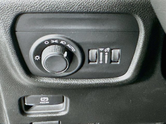Used 2023 Jeep Grand Cherokee Laredo X AWD/4WD image 12