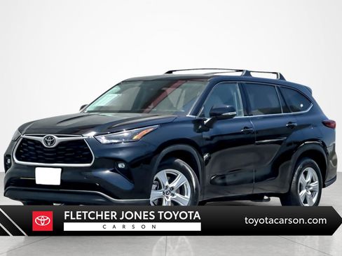 Used 2022 Toyota Highlander LE FWD image 1