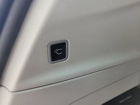 Used 2023 Chrysler Voyager LX FWD image 18