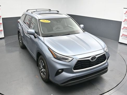 Used 2023 Toyota Highlander XLE FWD image 28