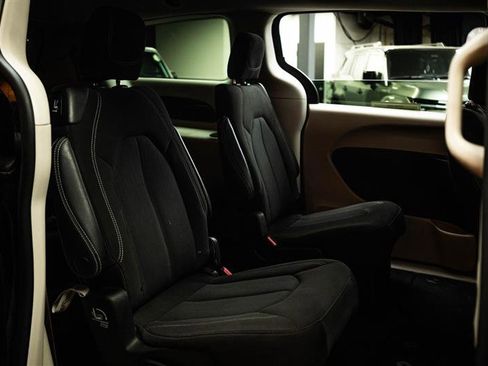 Used 2023 Chrysler Voyager LX image 12