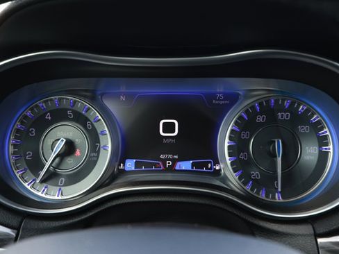 Used 2019 Chrysler 300 Touring w/ Chrome Appearance Package RWD image 12