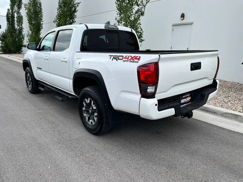 Used 2019 Toyota Tacoma TRD Off-Road AWD/4WD image 3