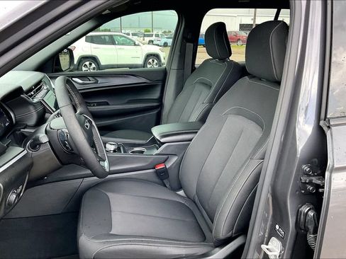 Used 2025 Jeep Grand Cherokee Laredo X w/ Luxury Tech Group I RWD image 18