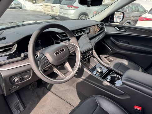 Used 2022 Jeep Grand Cherokee Limited w/ Luxury Tech Group II image 18