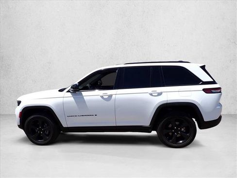 Used 2023 Jeep Grand Cherokee Altitude AWD/4WD image 2