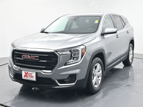 Used 2024 GMC Terrain SLE image 2