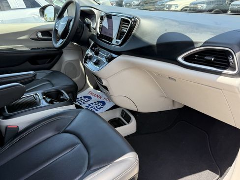 Used 2023 Chrysler Pacifica Touring-L FWD image 13
