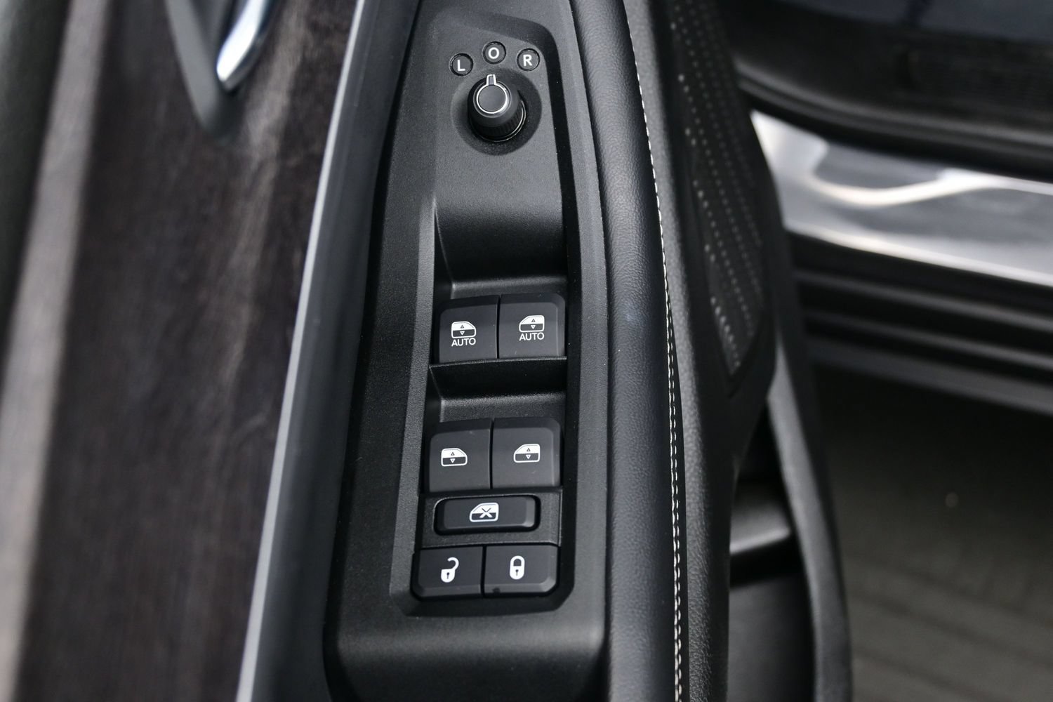 Used 2024 Jeep Grand Cherokee L Limited w/ Black Appearance Package AWD/4WD image 10