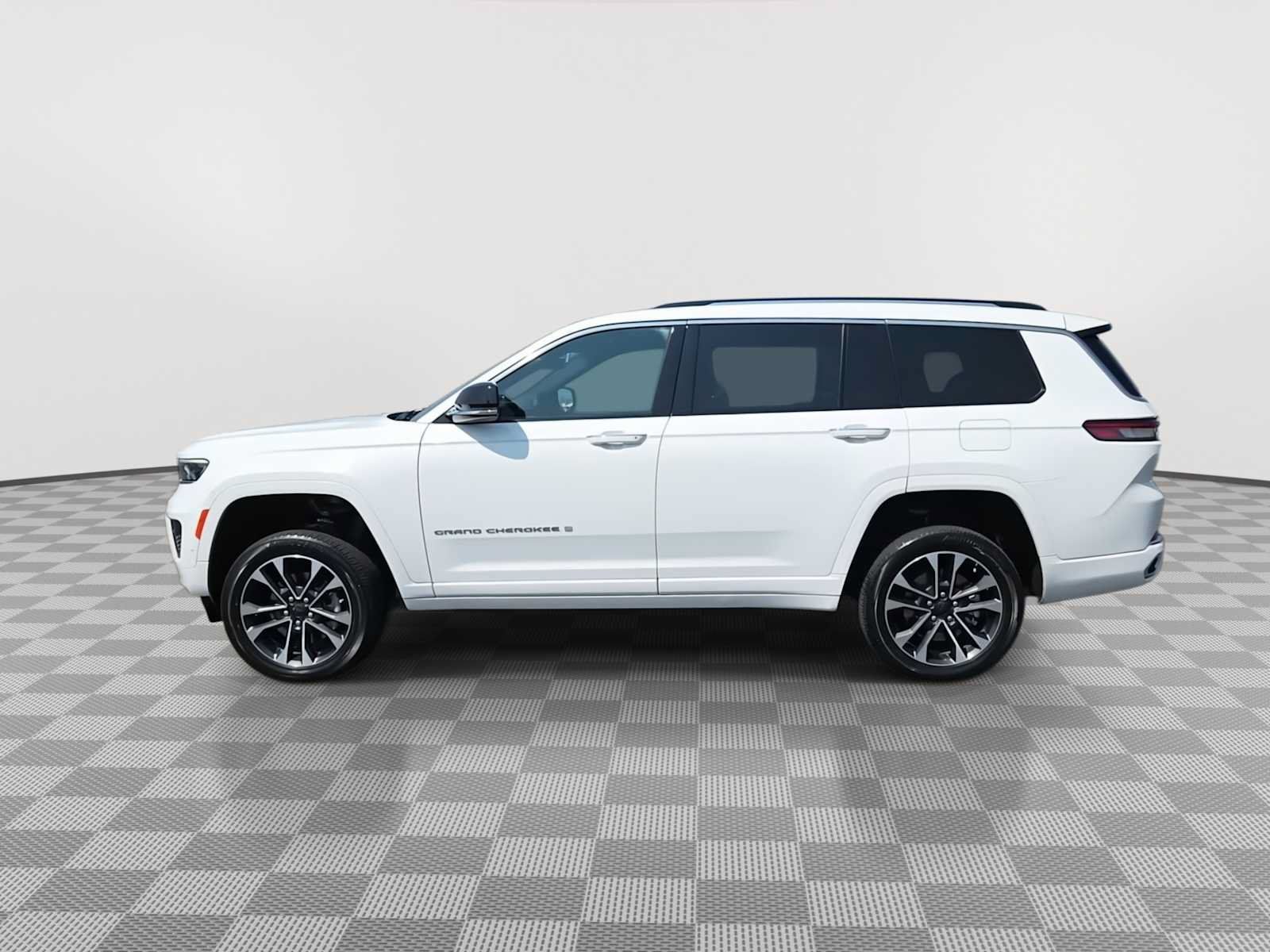 Used 2023 Jeep Grand Cherokee L Overland w/ Rear Seat Video Group I AWD/4WD image 5