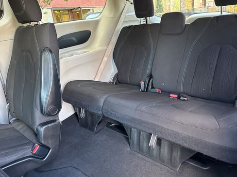 Used 2021 Chrysler Pacifica Touring image 14