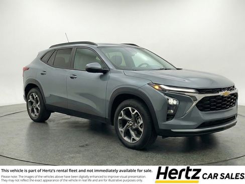 Used 2025 Chevrolet Trax LT image 1